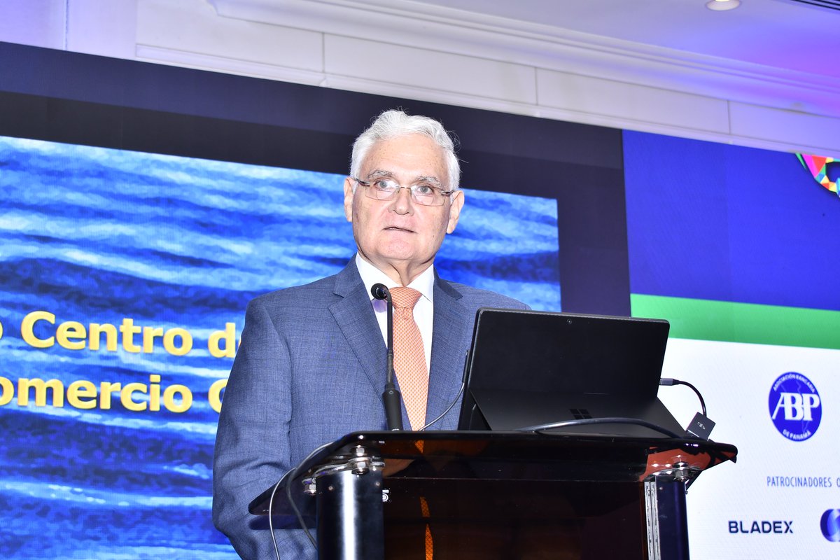 ABPanama's tweet photo. #CLACE2026 | El 42° Congreso Latinoamericano de Comercio Exterior, organizado por la Federación Latinoamericana de Bancos (FELABAN) y la Asociación Bancaria de Panamá, reunió los días 28 y 29 de mayo en la ciudad de Panamá a más de 150 expertos, ejecutivos, banqueros y líderes de la región para analizar los desafíos y oportunidades que enfrenta el comercio internacional en un entorno cada vez más dinámico, interconectado y competitivo.

La agenda académica inició con la conferencia magistral “Construyendo Confianza Internacional: Panamá y su Nueva Proyección Económica”, presentada por S.E. Carlos Arturo Hoyos Boyd, Viceministro de Relaciones Exteriores de la República de Panamá, quien destacó el posicionamiento estratégico del país y su papel como puente para la inversión, el comercio y la integración regional.

Posteriormente, Jorge Luis Quijano, exadministrador de la Autoridad del Canal de Panamá, desarrolló la conferencia “Panamá como centro de integración del comercio global”, resaltando las ventajas competitivas que han convertido al país en una plataforma logística, financiera y comercial de relevancia mundial.

#ABPanamá
@FelabanOnline
