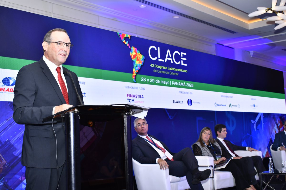 ABPanama's tweet photo. #CLACE2026 | El 42° Congreso Latinoamericano de Comercio Exterior, organizado por la Federación Latinoamericana de Bancos (FELABAN) y la Asociación Bancaria de Panamá, reunió los días 28 y 29 de mayo en la ciudad de Panamá a más de 150 expertos, ejecutivos, banqueros y líderes de la región para analizar los desafíos y oportunidades que enfrenta el comercio internacional en un entorno cada vez más dinámico, interconectado y competitivo.

La agenda académica inició con la conferencia magistral “Construyendo Confianza Internacional: Panamá y su Nueva Proyección Económica”, presentada por S.E. Carlos Arturo Hoyos Boyd, Viceministro de Relaciones Exteriores de la República de Panamá, quien destacó el posicionamiento estratégico del país y su papel como puente para la inversión, el comercio y la integración regional.

Posteriormente, Jorge Luis Quijano, exadministrador de la Autoridad del Canal de Panamá, desarrolló la conferencia “Panamá como centro de integración del comercio global”, resaltando las ventajas competitivas que han convertido al país en una plataforma logística, financiera y comercial de relevancia mundial.

#ABPanamá
@FelabanOnline
