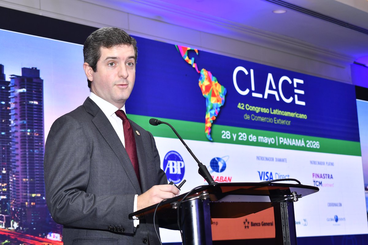 ABPanama's tweet photo. #CLACE2026 | El 42° Congreso Latinoamericano de Comercio Exterior, organizado por la Federación Latinoamericana de Bancos (FELABAN) y la Asociación Bancaria de Panamá, reunió los días 28 y 29 de mayo en la ciudad de Panamá a más de 150 expertos, ejecutivos, banqueros y líderes de la región para analizar los desafíos y oportunidades que enfrenta el comercio internacional en un entorno cada vez más dinámico, interconectado y competitivo.

La agenda académica inició con la conferencia magistral “Construyendo Confianza Internacional: Panamá y su Nueva Proyección Económica”, presentada por S.E. Carlos Arturo Hoyos Boyd, Viceministro de Relaciones Exteriores de la República de Panamá, quien destacó el posicionamiento estratégico del país y su papel como puente para la inversión, el comercio y la integración regional.

Posteriormente, Jorge Luis Quijano, exadministrador de la Autoridad del Canal de Panamá, desarrolló la conferencia “Panamá como centro de integración del comercio global”, resaltando las ventajas competitivas que han convertido al país en una plataforma logística, financiera y comercial de relevancia mundial.

#ABPanamá
@FelabanOnline