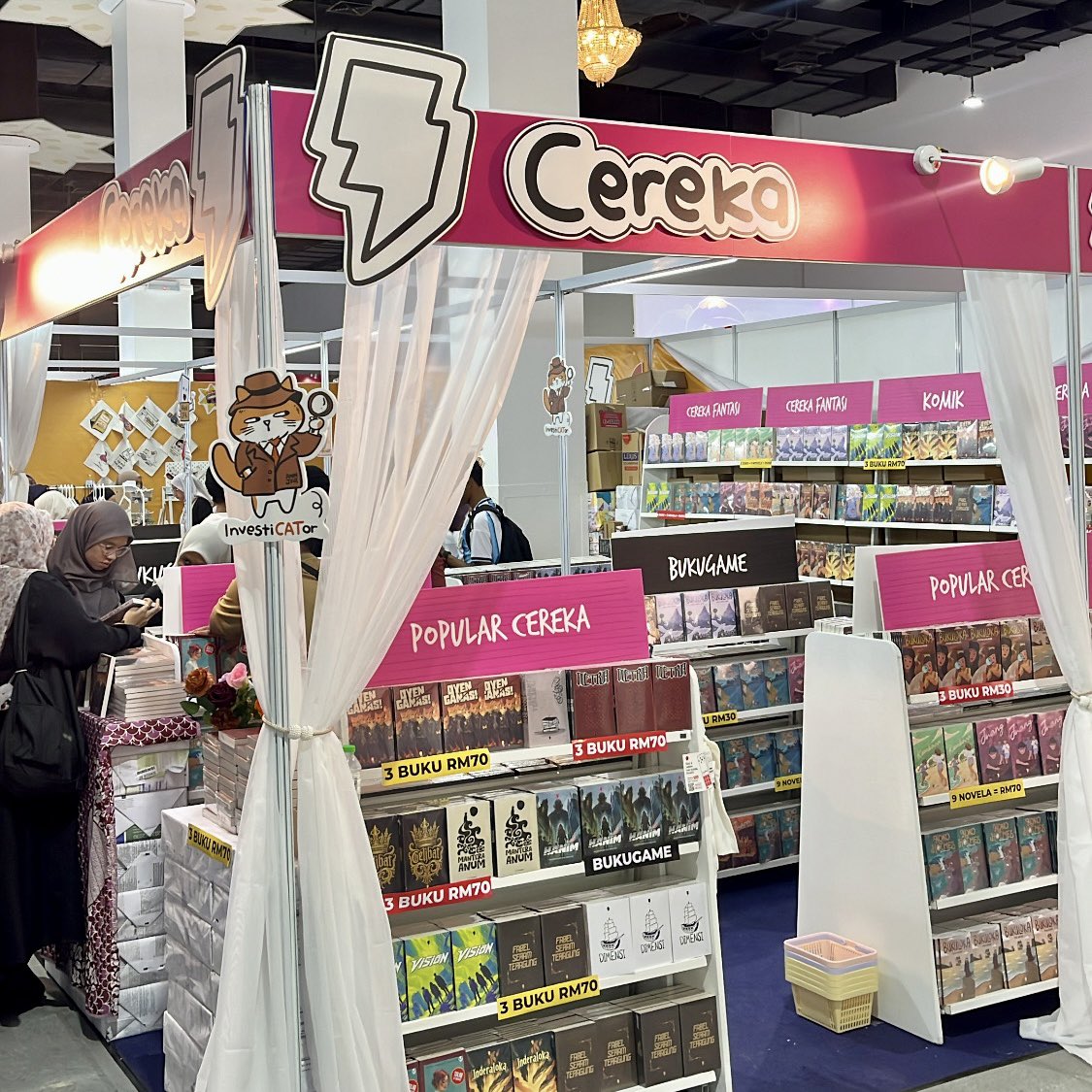 mlstudiosmy's tweet photo. Dapatkan di booth Cereka, tingkat 4 PBAKL hanya RM15. Nanti bila dah launch online dah tak dapat harga niii. https://t.co/aiZwoyDrAd