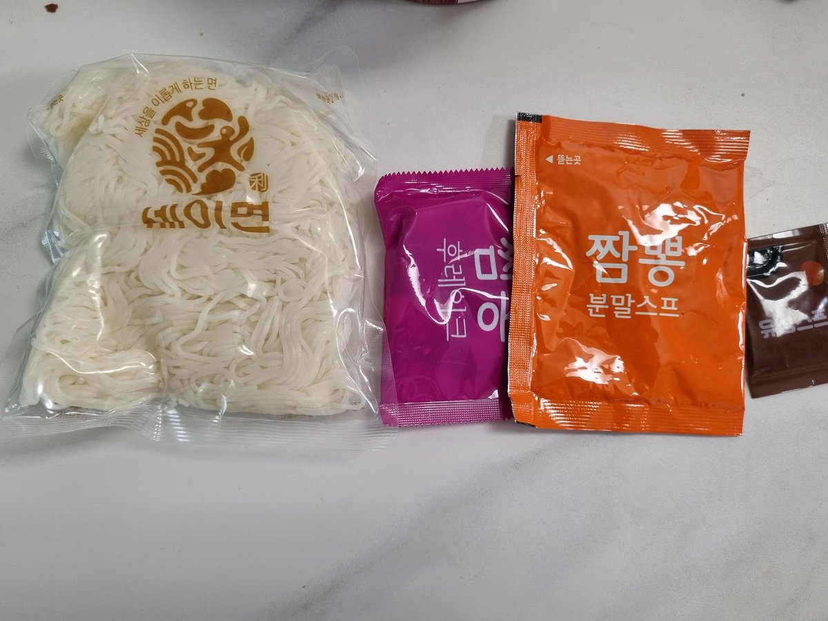 bagtaeyun341462's tweet photo. 애들아 쌀짬뽕이라고 들어봤어?? 신기🔥

2600원 와...비쌈을 참고 냥냥하게 구매
한 입 호로로록 로록롴
아니?? 이맛은??!!!! 대박 !!!! 
"응~~~그냥 매콤한 쌀국수" 

그래도 면이 상당히 쫄깃탱탱 국수와 칼국수 그 사이 느낌

국물은 오짬을 순하게 한 버전 정도
짬뽕류 컵라면은 뭘먹어야 할까냥? https://t.co/wweYJyju1l