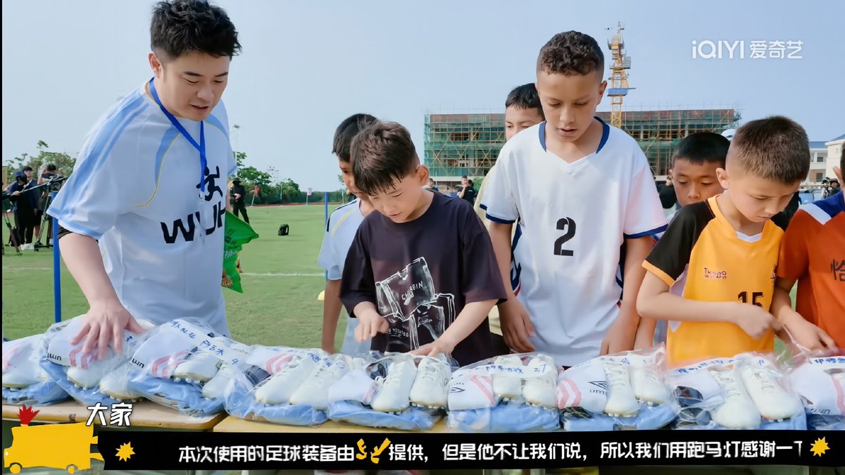 lu01042012's tweet photo. "the football gear was provided by [antlers icon 🦌], but since they want to stay anonymous, we're using a scrolling thank-you message"

the ever-humble Xiao Lu 🥺 https://t.co/VoTc2IiiO6