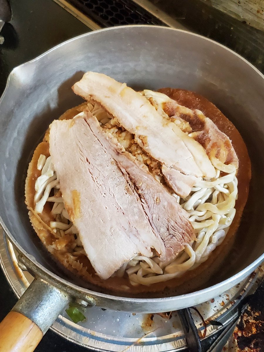 0428Taro's tweet photo. セブンの濃厚G系ラーメン🍜
鍋で煮込むだけの簡単調理！
チャーシューもしっかりしていて美味かった＼(^o^)／

味が濃かったのでもやし追加するとより一層美味しくいただけるかと。

#ラーメン https://t.co/Pv2DK6Tsrq