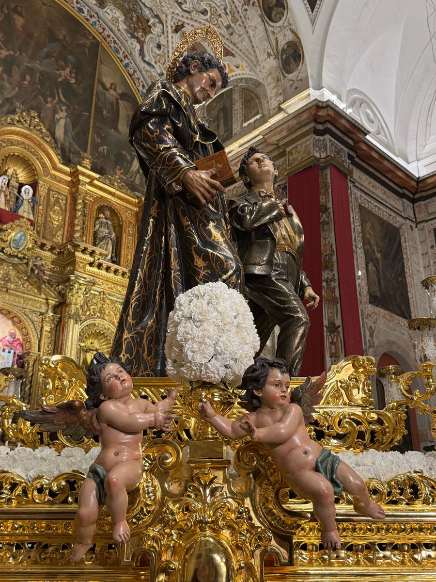 MAuxiliadoraC's tweet photo. Amanecen sobre sus pasos procesionales, nuestros amantísimos titulares: María Auxiliadora Coronada y S. Juan Bosco, preparados para recorrer las calles de nuestra ciudad repartiendo la esperanza y el auxilio que tantas personas necesitan 

#AuxiliadoraCoronada26 #GloriasSevilla26 https://t.co/NsBy6sQ1dx