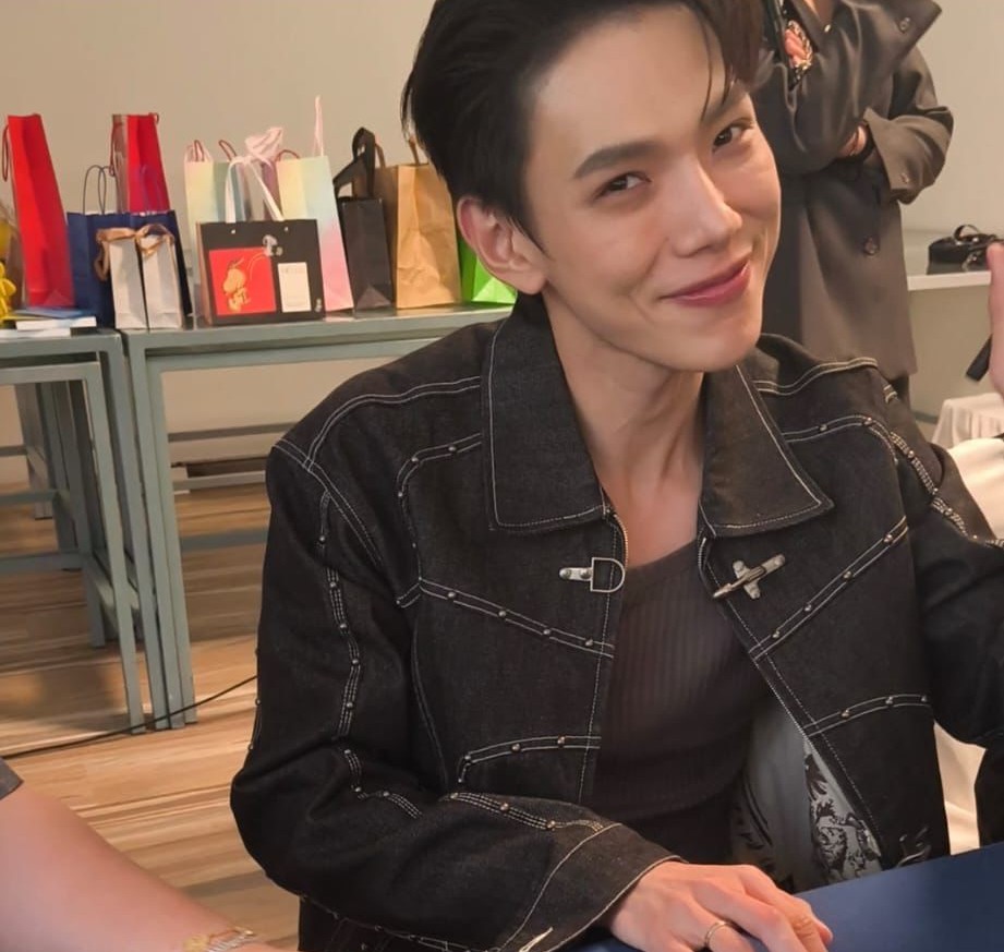 DaouoffI32565's tweet photo. Il buongiorno di Daou 😉

[DAOU] 
DAOU [LIMITLESS] FAN SIGN EVENT

DAOU LIMITLESS EP
#DAOULIMITLESSFANSIGN
#DAOULIMITLESSEP
#DAOU #ต้าห์อู๋
#OPENLABELMERCH
#OPENLABEL https://t.co/bSB707ml5B