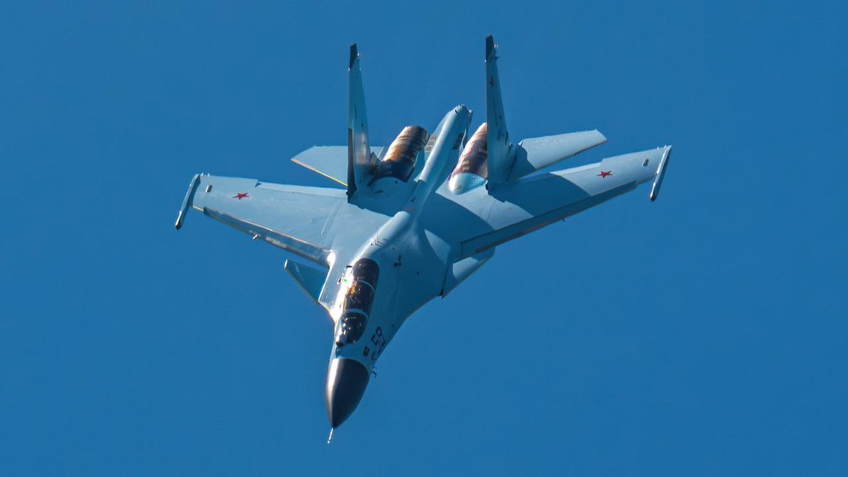 La_souris_DA's tweet photo. [UAC] Usine IAZ. Au-dessus du lac Baïkal.
Les pilotes du chasseur lourd Su-30SM2 et de l'avion d'entraînement au combat Yak-130 ont démontré leurs capacités.
Selon AviaNews https://t.co/K7svq7KVcj