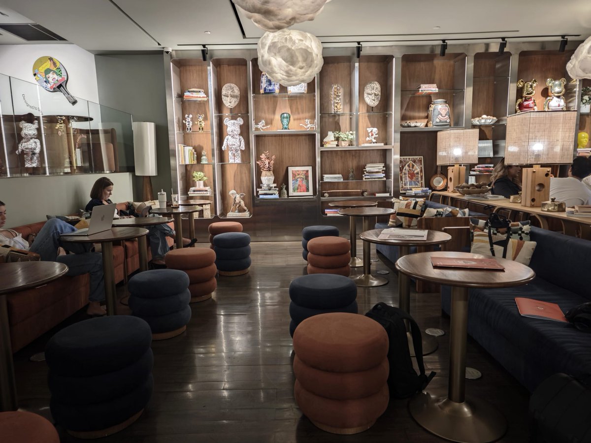 timbo_xyz's tweet photo. Working from Public House Bangkok today 🇹🇭

Aesthetic hotel lobby with a co-working section, private rooms for calls (not soundproof, but good enough), and even a rentable podcast studio

Diverse food and drink options from coffee and matcha to beer and shakes, acai bowls, chicken and waffles, and more

Lots of seats, lots of outlets, and an americano will cost you 130 baht (~$4)

Chill music playing at a low level, most sound coming from conversations nearby, very comfortable temp

Wifi available but not fast with speeds of 40 Mbps down, 35 Mbps up

Open daily from 7:30-22:00

Restrooms pristine af with bidets 🚽💦

In-between Phrom Phong and Asok BTS