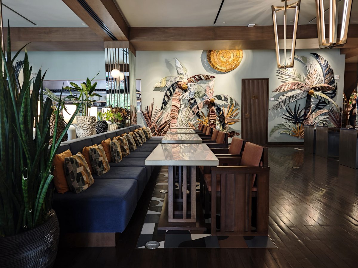 timbo_xyz's tweet photo. Working from Public House Bangkok today 🇹🇭

Aesthetic hotel lobby with a co-working section, private rooms for calls (not soundproof, but good enough), and even a rentable podcast studio

Diverse food and drink options from coffee and matcha to beer and shakes, acai bowls, chicken and waffles, and more

Lots of seats, lots of outlets, and an americano will cost you 130 baht (~$4)

Chill music playing at a low level, most sound coming from conversations nearby, very comfortable temp

Wifi available but not fast with speeds of 40 Mbps down, 35 Mbps up

Open daily from 7:30-22:00

Restrooms pristine af with bidets 🚽💦

In-between Phrom Phong and Asok BTS