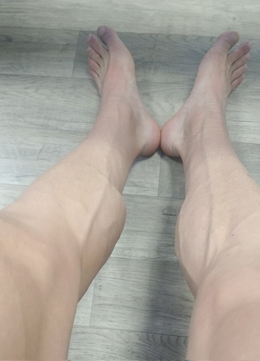 MuscAlphaThorne's tweet photo. Apparently it's foot fetish day. 
Show me them foots. 
If they all veiny thats a bonus! https://t.co/JHX3sEqPpZ