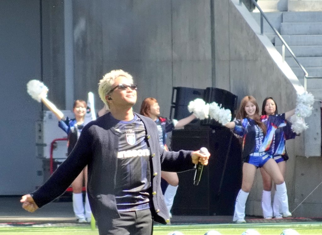 GAMBA050814's tweet photo. ガンバソニック2026開幕!🎶
KAZさん(GENERATIONS/数原龍友)が試合前にまず1回目のパフォーマンス🎵
ハーフタイムも盛り上げよろしくです!🥳
#ガンバ大阪 #GAMBASONIC https://t.co/Jaxcai3sfC