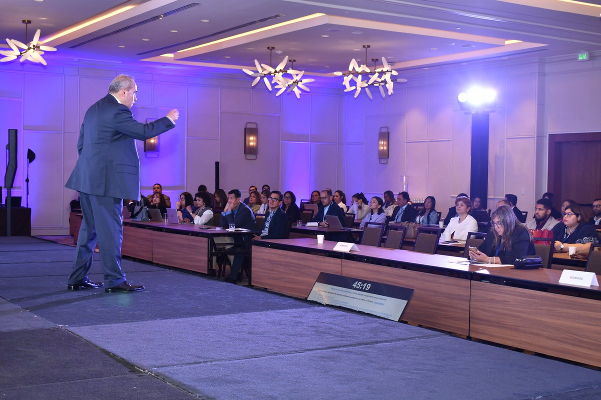 ABPanama's tweet photo. #CLACE2026 | El segundo y último día del 42° Congreso Latinoamericano de Comercio Exterior reunió a especialistas de la banca, el comercio internacional y el cumplimiento regulatorio para profundizar en los desafíos que enfrenta el financiamiento al comercio en un entorno global cada vez más complejo.

La jornada abordó temas clave como cartas de crédito, prevención del blanqueo de capitales, sanciones internacionales, inteligencia artificial aplicada al comercio exterior, garantías internacionales, debida diligencia y los retos geopolíticos que impactan las relaciones comerciales de América Latina.

El congreso culminó con la conferencia de cierre “Conectividad Global y Competitividad: El Rol de los Hubs Aéreos en el Comercio Internacional”, presentada por Diego Vallarino, vicepresidente de la Junta Directiva del Aeropuerto Internacional de Tocumen S.A., quien destacó la importancia de la conectividad aérea como un factor estratégico para fortalecer la competitividad, el comercio y la integración de Panamá con los mercados internacionales.

Con esta jornada concluyó CLACE 2026, consolidándose una vez más como uno de los principales espacios de análisis, actualización y networking para los profesionales del comercio exterior y el sector financiero de América Latina.

#ABPanamá