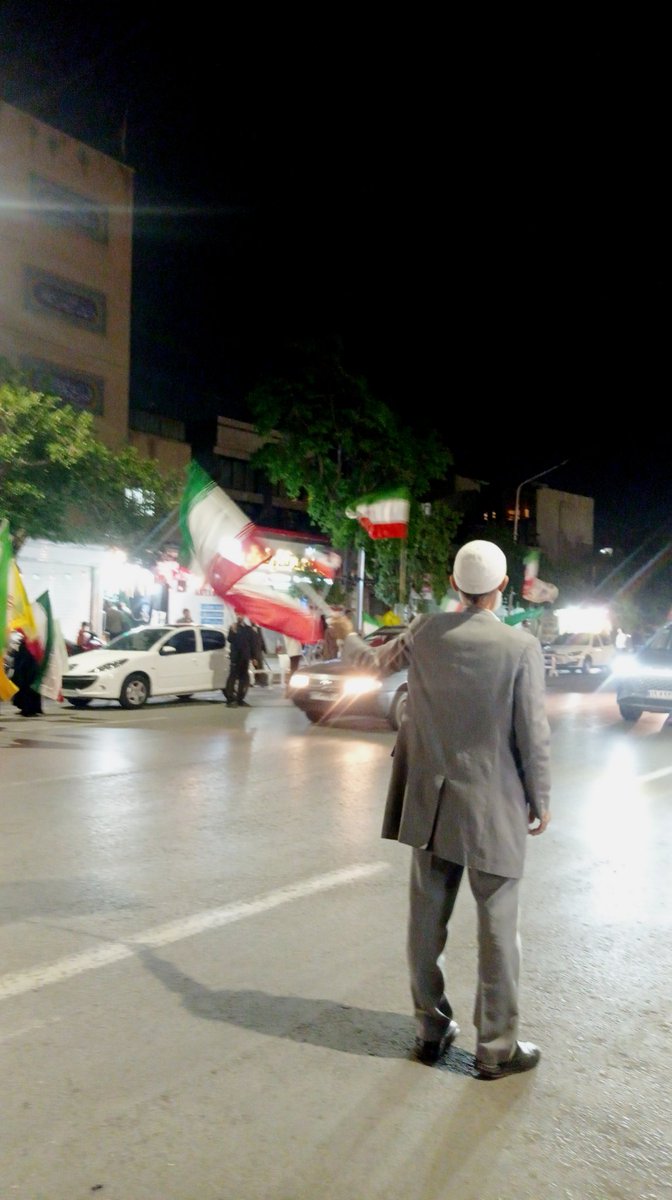 komail19081's tweet photo. انس مردم با این پرچم سه‌رنگ، جهان رو متحیر کرده
زن و مرد غیور ایران با سلاح الله اکبر، لرزه به اندام جبهه کفر و استکبار انداخته‌ست. 
#خیابان_ایران
#IranianOnIt https://t.co/t16Fhxe9w7