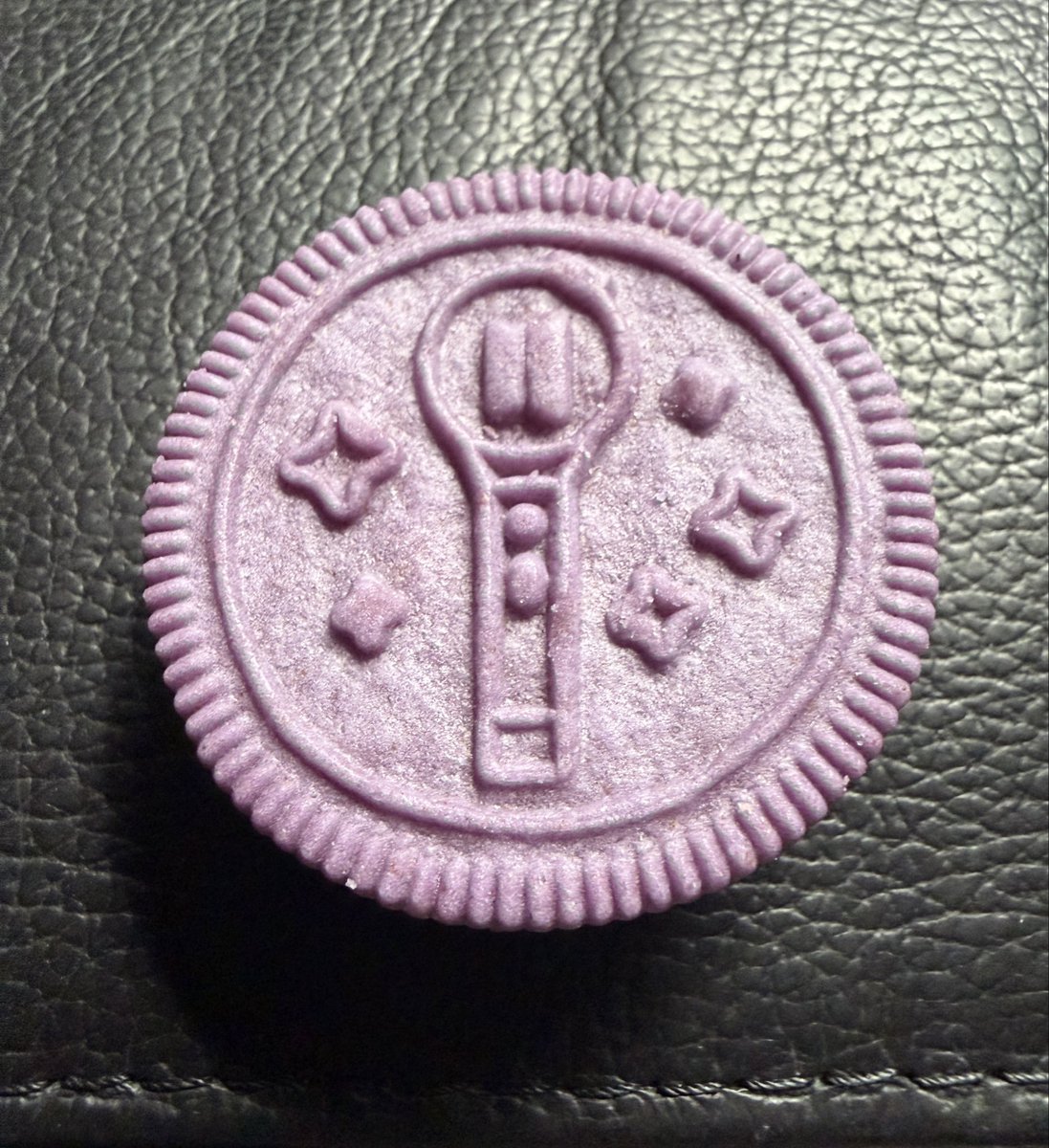 Cylithria's tweet photo. These are so so so so good! 
They're better than standard Oreos, and I adore standard Oreos. Ddaeng! 
 #BTSxOREO https://t.co/MWhiKnOuqa