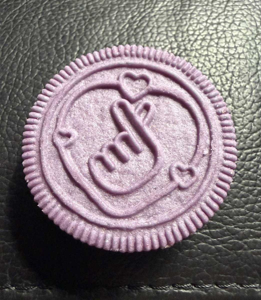Cylithria's tweet photo. These are so so so so good! 
They're better than standard Oreos, and I adore standard Oreos. Ddaeng! 
 #BTSxOREO https://t.co/MWhiKnOuqa