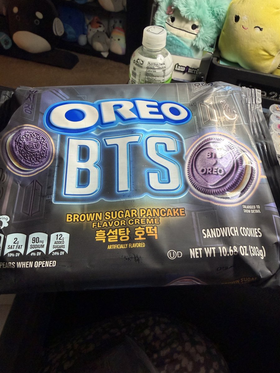Cylithria's tweet photo. These are so so so so good! 
They're better than standard Oreos, and I adore standard Oreos. Ddaeng! 
 #BTSxOREO https://t.co/MWhiKnOuqa