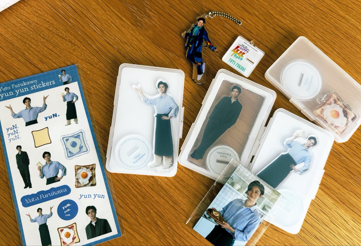 こちら、 古川雄大さん（母の推し）のアクスタが大量に届き、わたしの