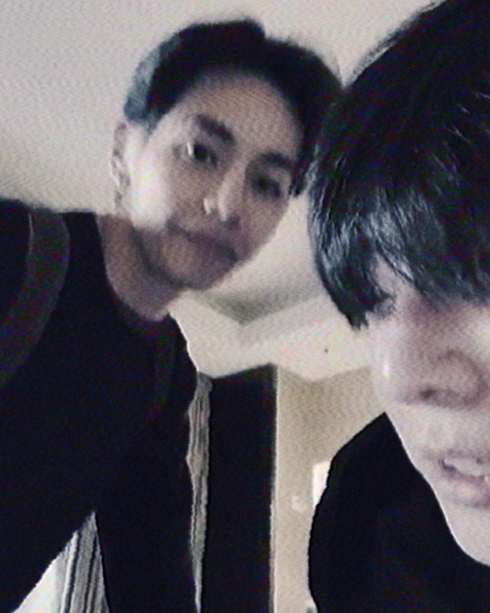 freakinavi's tweet photo. #kooktaeau — Are you still watching?

Donde JK inicia un live borracho después de discutir con Th sobre seguir ocultándose. TH aparece para detenerlo, pero terminan reconciliándose antes de comprobar si realmente apagaron la transmisión.

#kookv #kookvau #kooktae https://t.co/v3WPoPEVJL