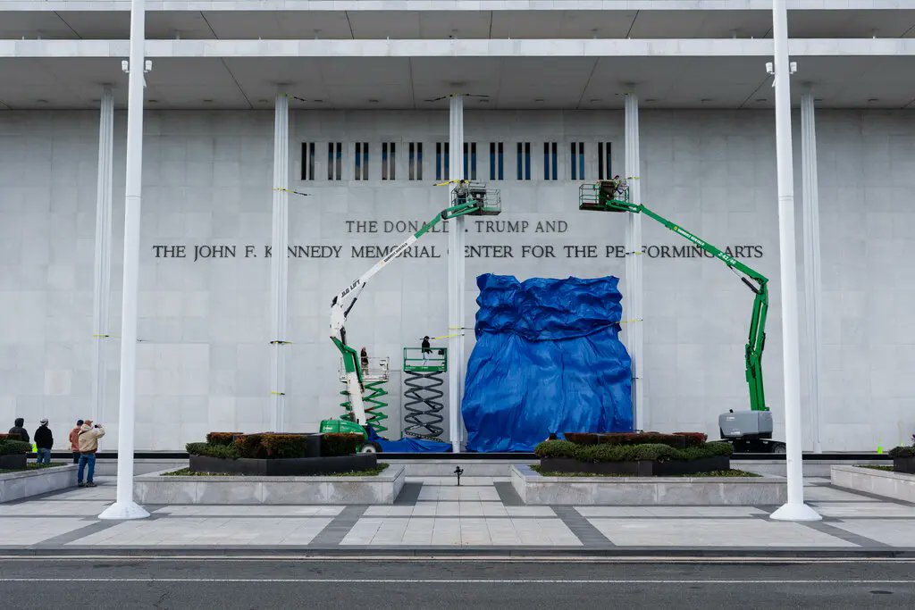 UenoSako's tweet photo. NYT報道：#JFケネディセンター名称問題続報 ワシントンD.C.連邦地裁が判決を下しました。
１）理事会には同センターの名称を変更する権限はない。変更できるのは議会のみ
２）２週間以内に #KennedyCenter ファサードから米国現大統領の名前を取り除く
３）夏季の全面閉館と改修計画は一時差し止め https://t.co/xAKoCsElJf