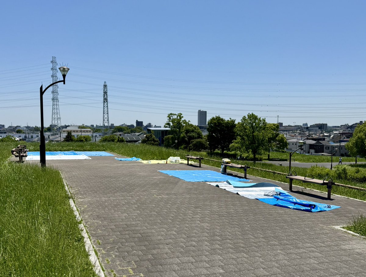 ski_bear_kenbe's tweet photo. 今夜の足立の花火大会に向けて
はるかに離れた舎人公園の丘でも
すでに場所取りが始まってます https://t.co/mvc5J9gKIu