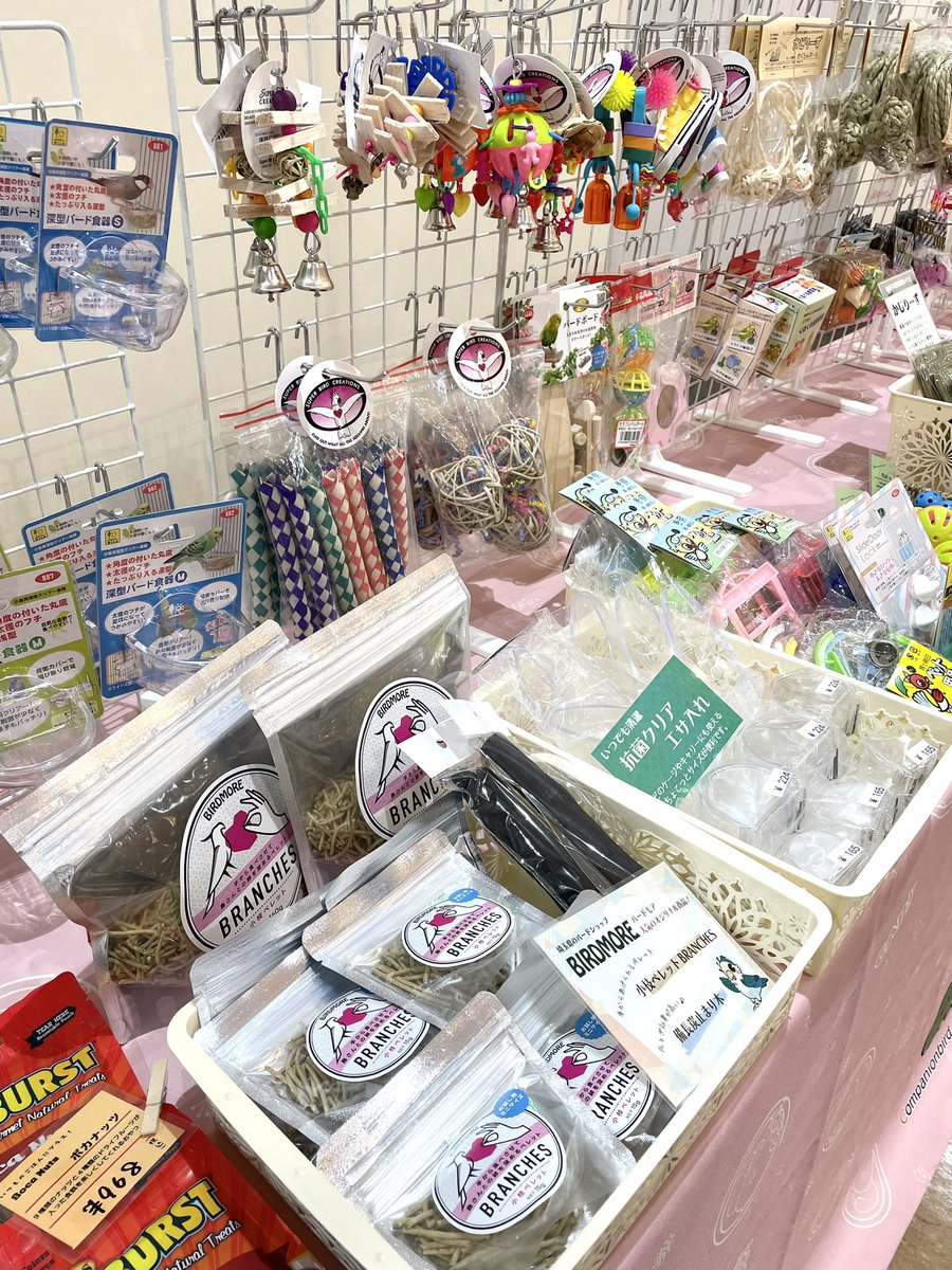 CAP_staff's tweet photo. 本日11時より鳥フェス新潟スタートです🎉

当店では、インコ・文鳥・オカメインコなどの
鳥さん向けの人気アイテムをたくさんご用意しております♪

皆さまお会いできるのを楽しみにしております💖
ぜひお気軽にブースへお立ち寄りください✨

 #鳥フェス新潟 
#インコ
#小鳥雑貨
#小鳥イベント https://t.co/OmgrHxb6Ze