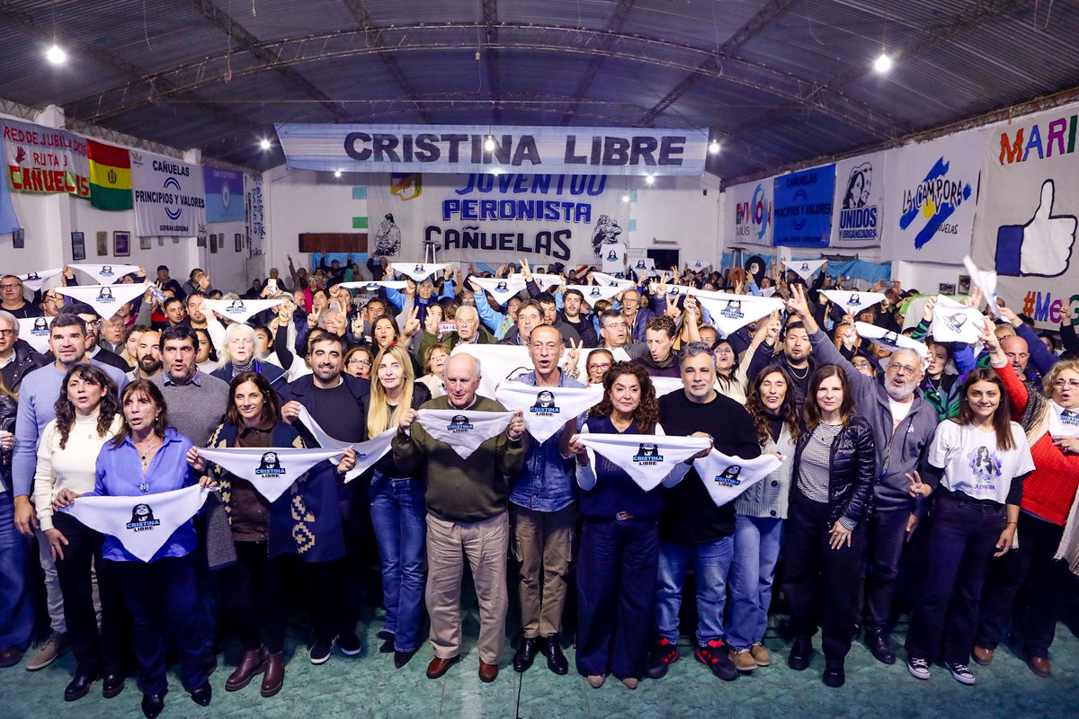 fsaintout's tweet photo. Participamos de la charla “Cristina Libre”, organizada por @inst_PATRIAar en Cañuelas, junto a @OscarParrilli, @TereGarciaOK, @marisafassi,  @GustavoHArrieta y @lauValonso 

Tenemos que dejar bien en claro que metieron presa a Cristina para bajar los salarios, para seguir tomando deuda, para quedarse con lo que es de todos y para transferir recursos a los más ricos entre los ricos.

Pero no van a poder quebrar la relación de Cristina con su pueblo ni borrar de la memoria colectiva sus logros y conquistas.

Ella es el recuerdo de nuestros días felices y también la posibilidad de imaginar un futuro distinto para la Patria.

Decir “Cristina Libre”, compañeros y compañeras, es un acto de agradecimiento, resistencia y coraje.