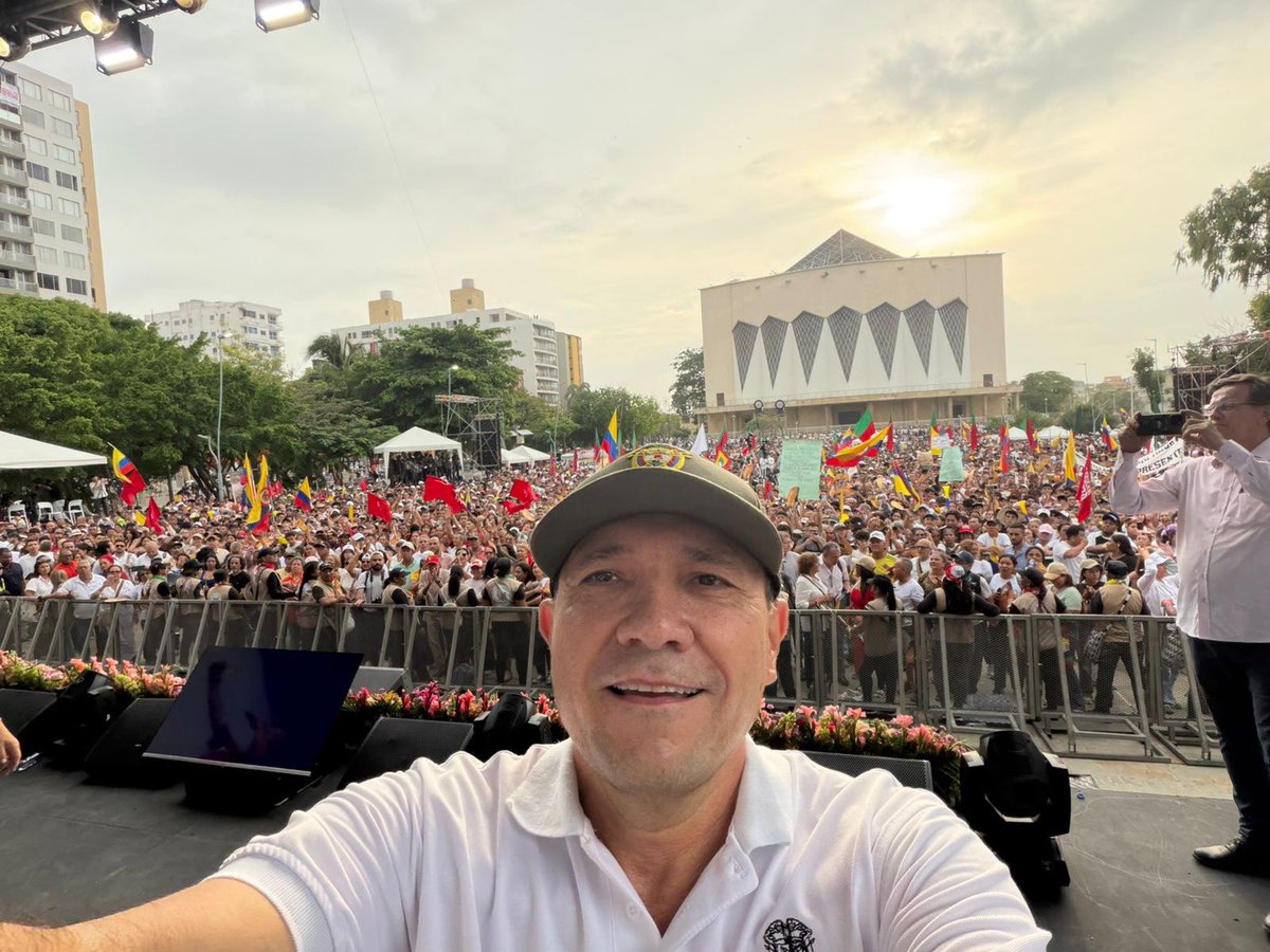 AntonioSanguino's tweet photo. ¡Las y los barranquilleros no se equivocaron al elegir a un caribeño como presidente! 🌊❤️

La #ReformaLaboral, la #ReformaPensional y el Salario Vital de más de $2.000.000 son conquistas del pueblo trabajador y del liderazgo del presidente @petrogustavo, que abrió el camino del cambio.

#NiUnDerechoAtrás 🇨🇴