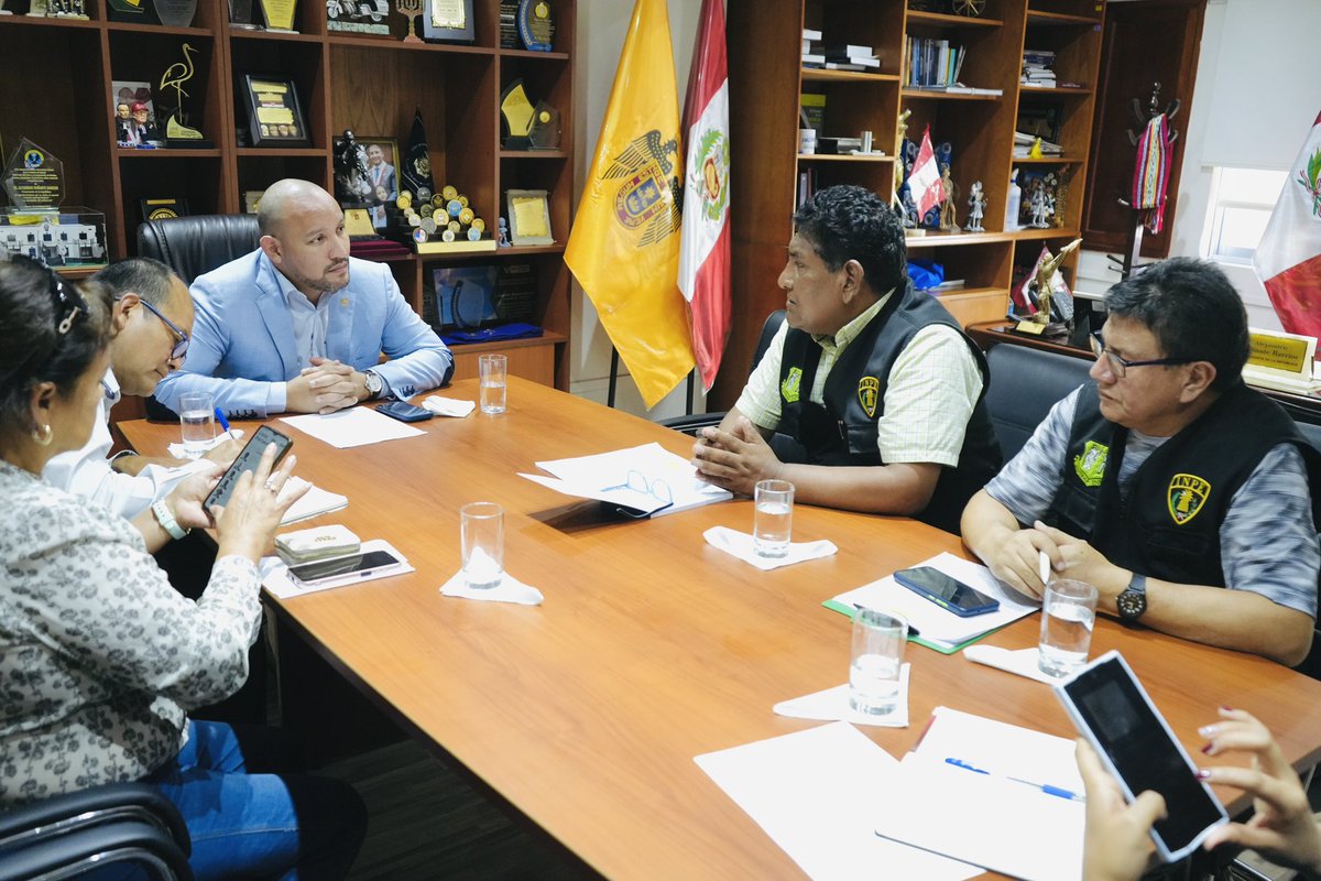 AlejoMunante's tweet photo. 🇵🇪 #SemanaDeRepresentación | Durante la tarde me reuní con representantes del Sindicato Nacional de Trabajadores Penitenciarios del Perú – SINTRAP, quienes expresaron su preocupación frente al Decreto Legislativo 1710, norma que plantea cambiar la denominación del #INPE por SUNIR (Superintendencia Nacional de Internamiento y Resocialización).
Según señalaron, este cambio no solucionaría los problemas estructurales del sistema penitenciario, como el hacinamiento, la falta de personal y la corrupción, por lo que vienen impulsando la derogatoria de dicho decreto.
Seguiremos escuchando las preocupaciones de los distintos sectores y promoviendo reformas que realmente contribuyan a fortalecer nuestro sistema penitenciario.
#INPE #SistemaPenitenciario #VamosPorMás🇵🇪