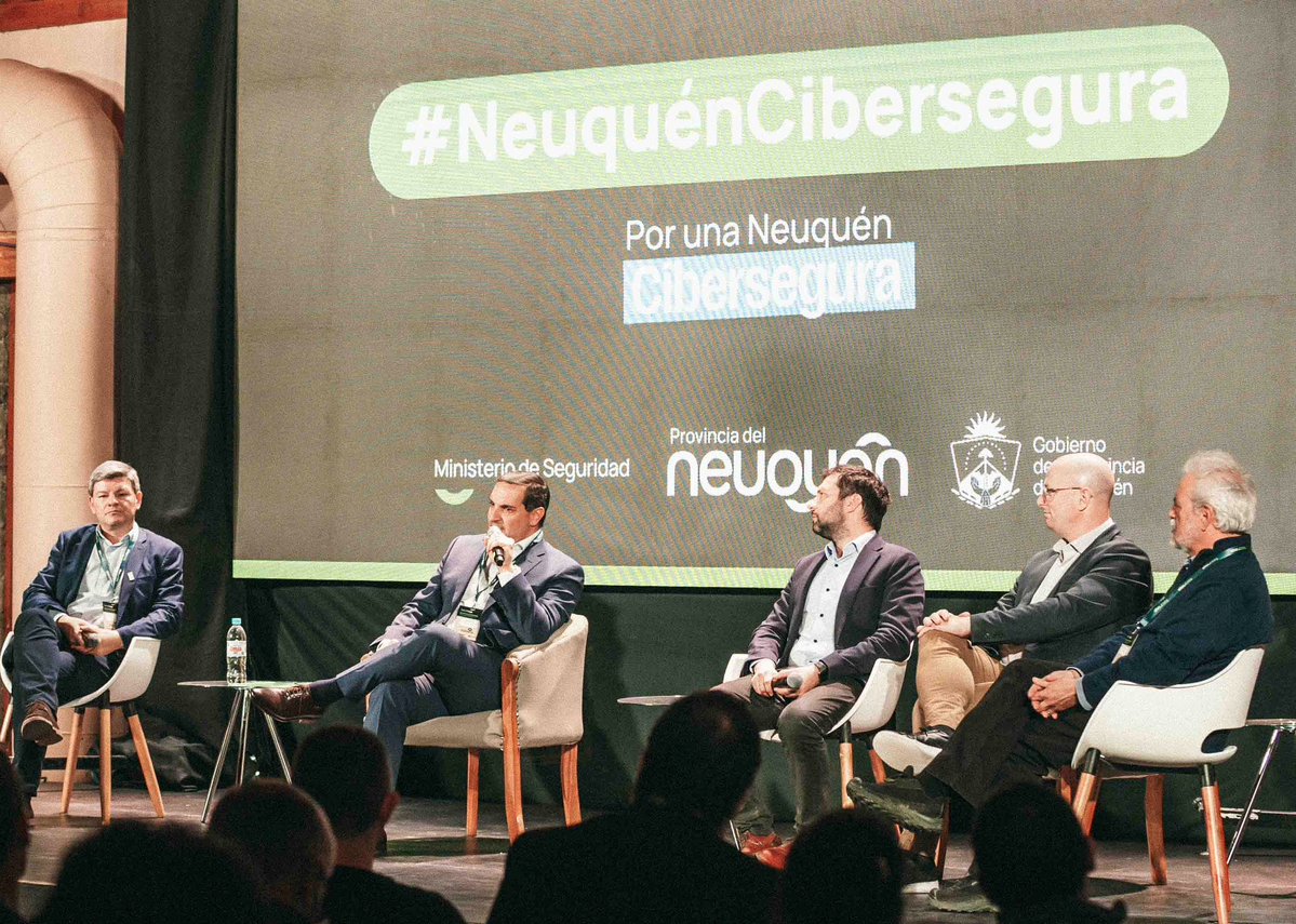 OPTIC_Nqn's tweet photo. El cierre oficial estuvo a cargo del Ministro de Seguridad, Matías Nicolini, junto a los directores provinciales de @optic_neuquen. ¡Gracias a todos los que nos acompañaron en este camino hacia el #EstadoDigital! 💻 https://t.co/EKxwumgPQ3