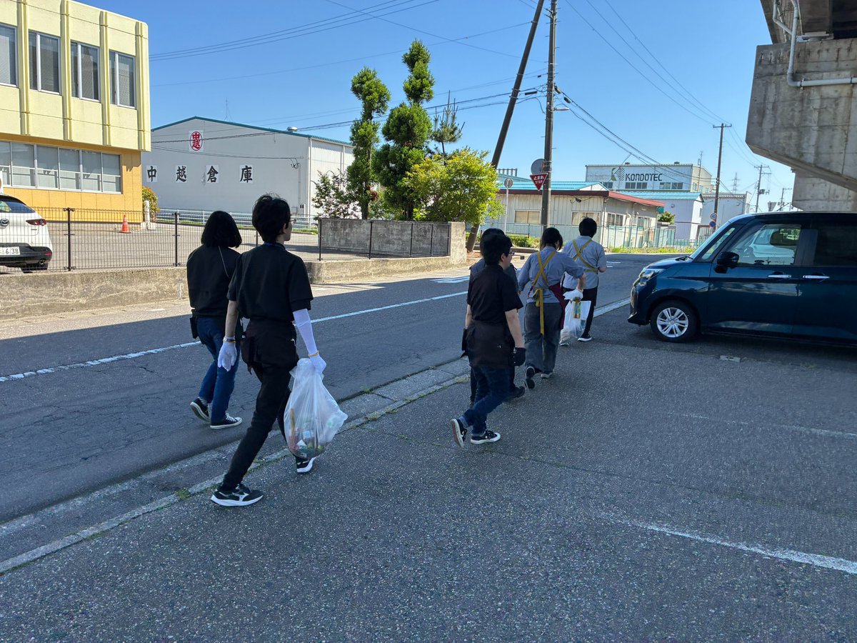 cs18003's tweet photo. 5月30日はゴミゼロの日。

 店舗周辺のごみ拾いを行いました。 
天候にも恵まれた掃除日和でした。

＃ごみゼロの日 
 #ハードオフごみゼロの日地域貢献 https://t.co/tKD346rb6x
