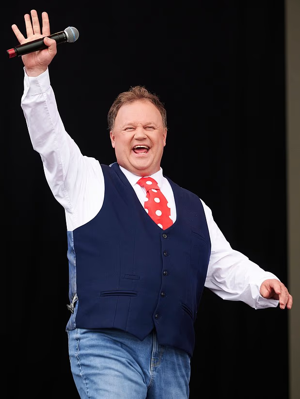 TheGriftReport's tweet photo. Mr Tumble star Justin Fletcher, 55, is madly in love with his CBeebies co-star Samantha Dorrance, 34, who plays Tootsie on the hit children’s show Something Special.

The pair, who share a 21-year age gap, reconnected professionally last year and their long friendship quickly turned romantic.

Samantha has now moved into Justin’s £2.5 million farmhouse in Henley-on-Thames, Oxfordshire, which the couple call their peaceful countryside sanctuary.

They continue to work closely together, including touring the UK with live stage shows for children and families.

A source close to them said: “Justin and Samantha are madly in love and couldn’t be happier… For Justin, Samantha is ‘The One’.”