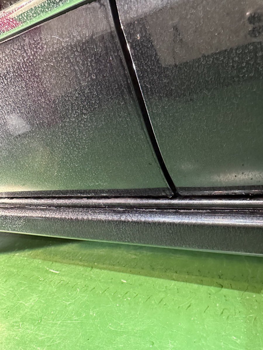 DetailFactory01's tweet photo. You「これやっとけば、もうしばらく洗車しなくて大丈夫ですよね？」

Me「いえ、定期的な水洗いは必須です」

You「え、コーティングしたのに？ 洗車機通しても大丈夫ですよね？」

Me「（……）」

他店で「塗るだけ」の魔法（傷や水垢の密閉保存）を施された車を、研磨で修復する時の悲しさ。

15万ドブに捨てるより、3PH洗車を1年続ける方が綺麗は保てる。コーティングは盾であって、無敵バリアじゃないんだ。頼むから、施工後のメンテナンスまで大切にして欲しい