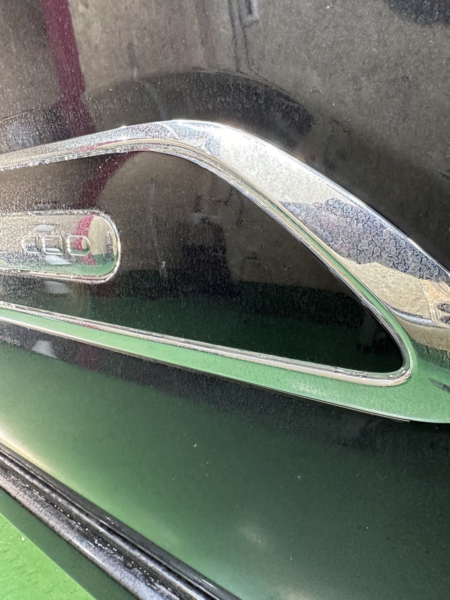 DetailFactory01's tweet photo. You「これやっとけば、もうしばらく洗車しなくて大丈夫ですよね？」

Me「いえ、定期的な水洗いは必須です」

You「え、コーティングしたのに？ 洗車機通しても大丈夫ですよね？」

Me「（……）」

他店で「塗るだけ」の魔法（傷や水垢の密閉保存）を施された車を、研磨で修復する時の悲しさ。

15万ドブに捨てるより、3PH洗車を1年続ける方が綺麗は保てる。コーティングは盾であって、無敵バリアじゃないんだ。頼むから、施工後のメンテナンスまで大切にして欲しい