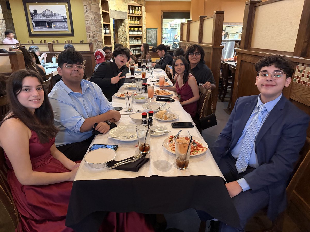 MemorialOrch's tweet photo. Enjoying end of the year dinner at Macaroni Grill!  Good company🎶🎻🎻🎻
@McAllenISD @mcallenfinearts @McAllenMemorial https://t.co/xxcNfZx9aO