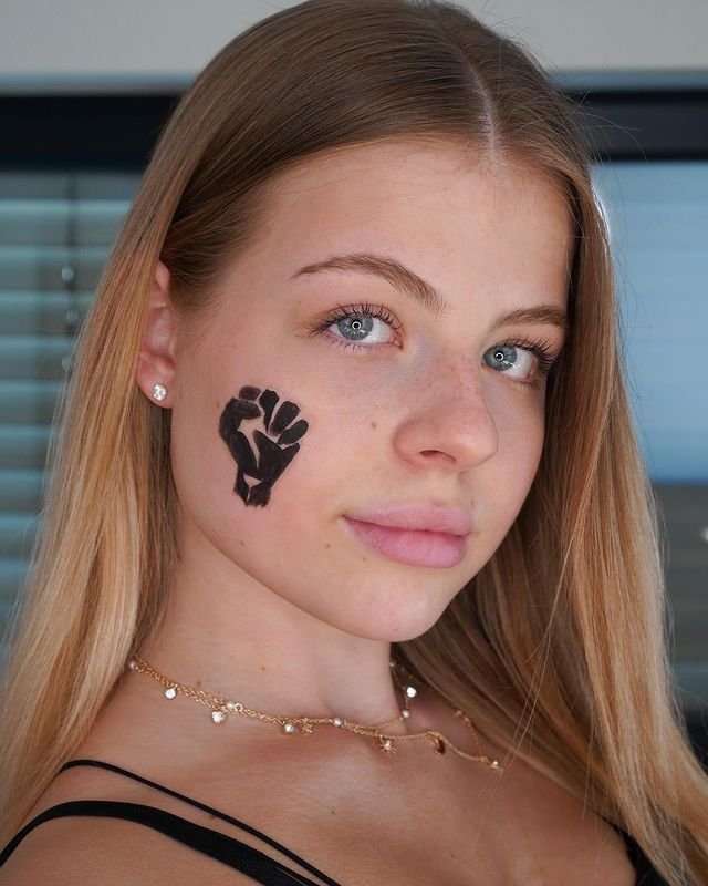 💗🖤 tweet media