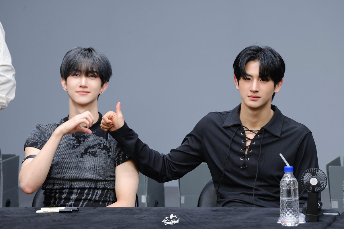 cakeekac_'s tweet photo. 250529 케이팝투게더

완전한 하트 만들기 어려워.. 🫤

#형석 #경문 #유나이트
 #HYUNGSEOK #KYUNGMUN  #YOUNITE https://t.co/ZGX1oMc9lg