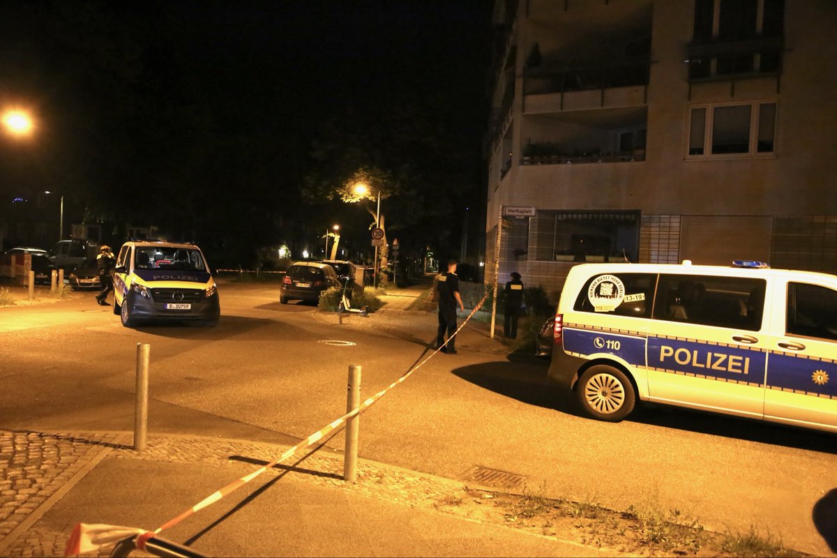 PolReporter's tweet photo. #Berlin #Pankow - Verfolgungsfahrt von Spandau nach Pankow, Fahrer rammt zwei Pkw und verletzt Polizist, Schusswaffengebrauch durch Beamte, niemand verletzt, Autofahrer flüchtig, Beifahrer festgenommen https://t.co/QU9iAjjPHf