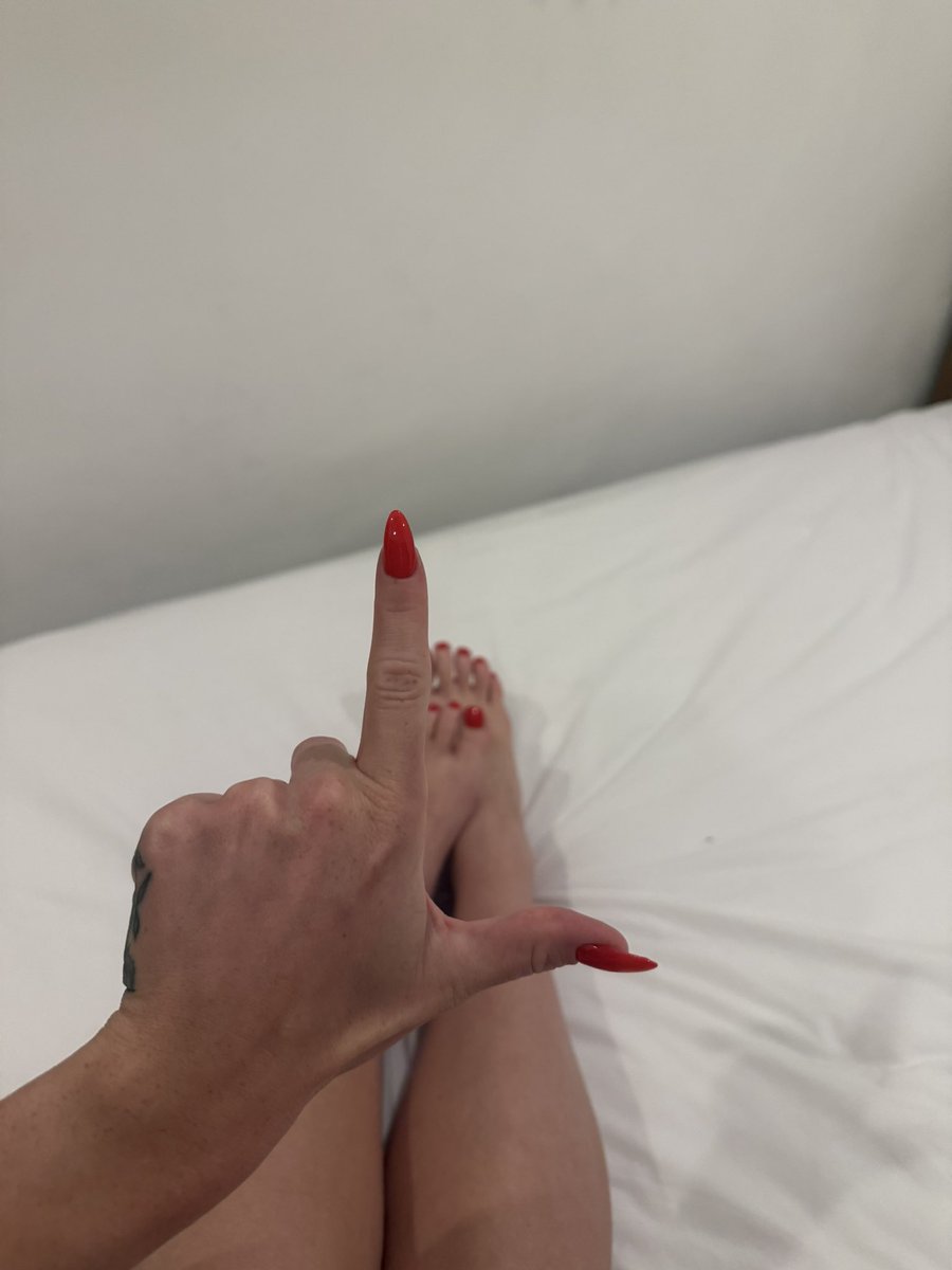 bossleaa's tweet photo. Un soumis de réveiller la ? 🤭

Findom domination https://t.co/0G341bJicf