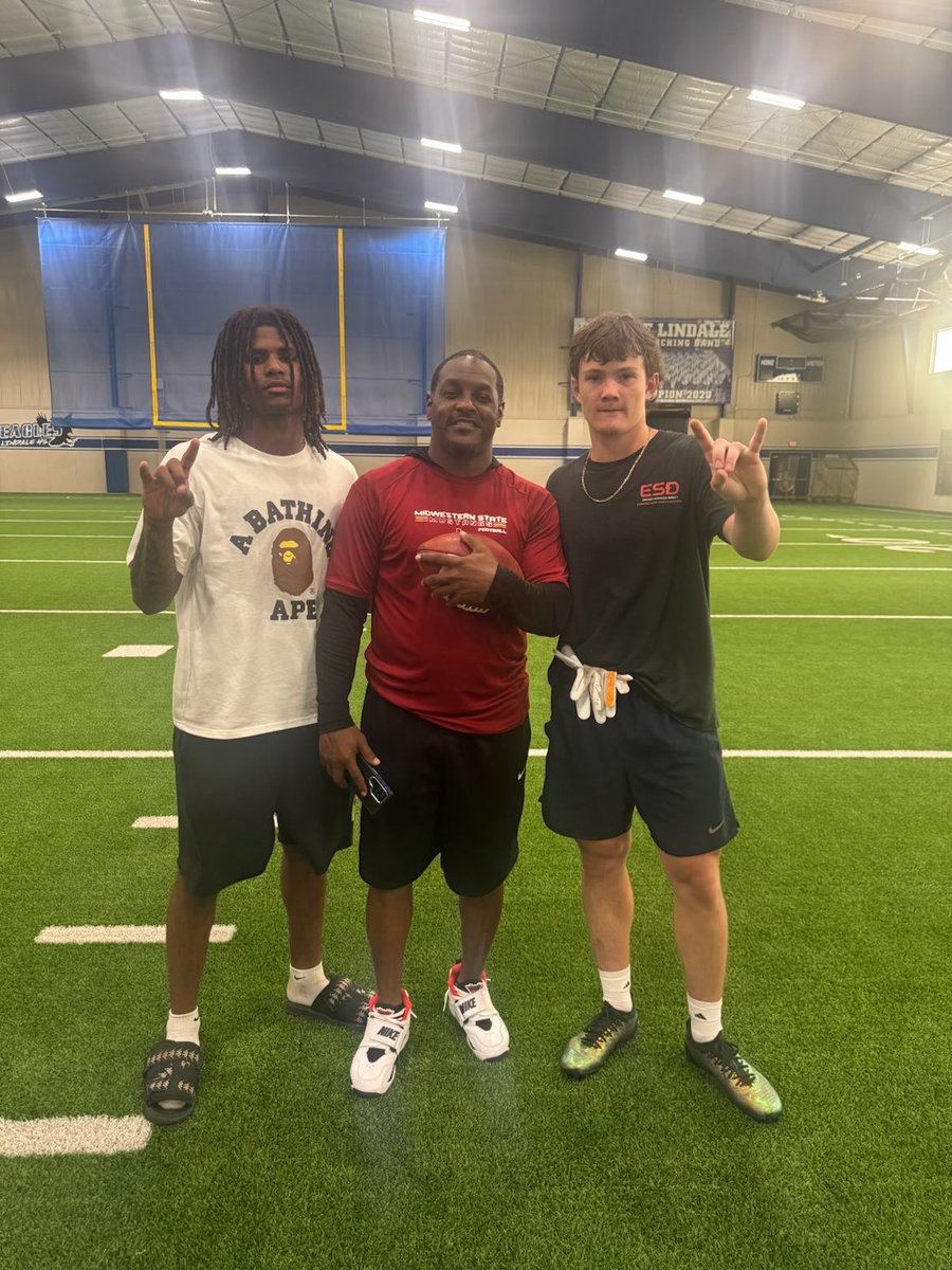 quindrick___'s tweet photo. Thank you to the coaches and staff for a great camp experience today. Enjoyed competing and learning from everyone involved. Excited to keep developing my game and building relationships.

6’2” 189 |ATH| Class of 2027
Hudl: https://t.co/jLDUjzFsAT
#Recruiting 
#FootballRecruiting
@WkeelingKeeling 
@CoachJRWatson 
@JaymeBradley03