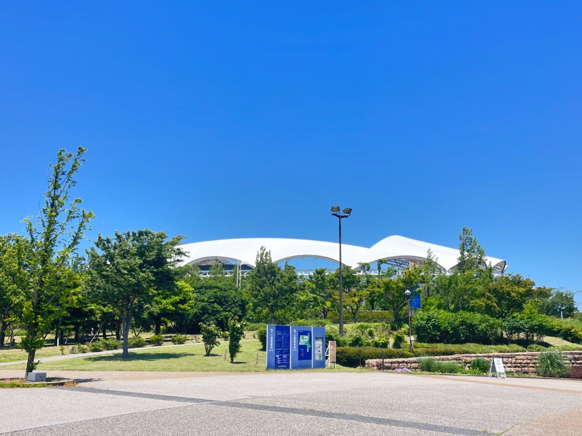 bec_yn's tweet photo. スワンなう。
プレーオフ第1戦
鹿児島からも結構来てるみたい。
快晴の青空。
こんな空、久しぶり！
暑くなりそうだな。 #albirex #新潟 #albirexniigata #イマソラ https://t.co/ajUvbjOVXr