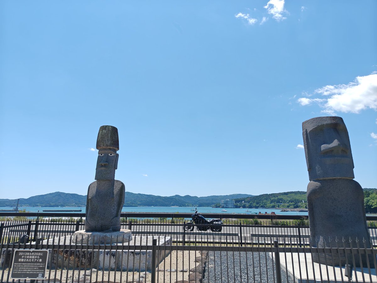 alpha_moka's tweet photo. いつもいるモアイに挨拶してから、ランチ🗿🏍🗿

今がシーズンの
🐟️生サーモンど〜ん🐟️ https://t.co/GHqBF3XO7E