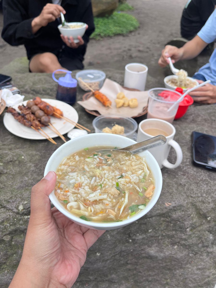 aakarshakaaa's tweet photo. Karena kopi klotok rame pollll kita pindah ke kopi merapi aja https://t.co/DDofPVhI6j