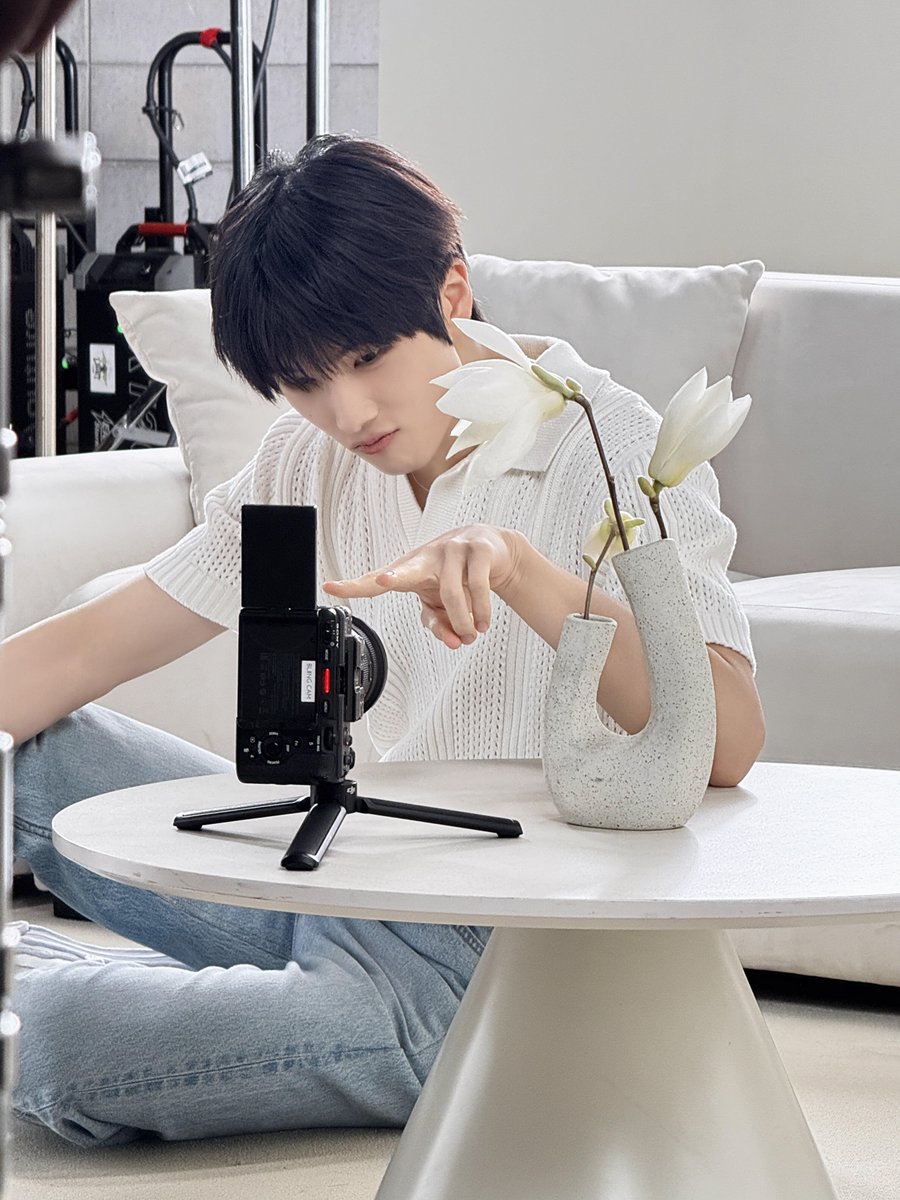 JisungGlobal's tweet photo. [📸] 260530 #JISUNGxOKCS #지성 #박지성 

📸 Check it out now | Behind-the-scenes photos from NCT #JISUNG's shoot are here! (3/3)
 
Ding-dong! We're bringing you close-up moments from the set with OKCS Hair Care Brand Ambassador, NCT Jisung~
 
Stay tuned to OKCS to unlock more exclusive behind-the-scenes content