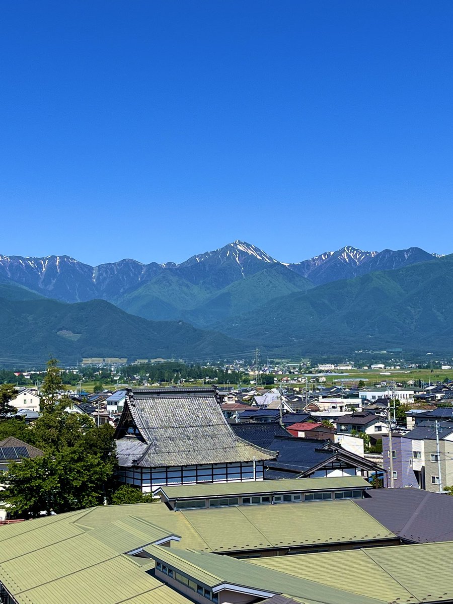 michael901x's tweet photo. 「🏔️今日の安曇野」

　空気が澄んで🏔️北アルプスが緑色

　　🌿美しい季節☘️

今朝は通勤車両が少なく昨日朝は雨降ったりで空気が綺麗な条件が重なるとこうなる

普段は青いんですが。
年に数日のご褒美
市役所の展望デッキから

#安曇野 #信州 #常念岳 #横道岳
#北アルプスが見える風景 https://t.co/6cK76lRLCe