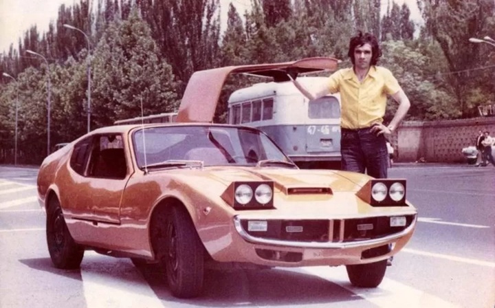 chusama1212's tweet photo. #今日の共産主義車　№0399
【GT-77】
1977年にソ連で製造された自作車両。車体はモスクヴィッチをベースとするが、エンジンはシュコダ1202のものが使われている。均整の取れたボディラインはまるで外国のスポーツカーのようで、映画にも度々出演していた。(©Carakoom) https://t.co/EwbyfB8Ldd