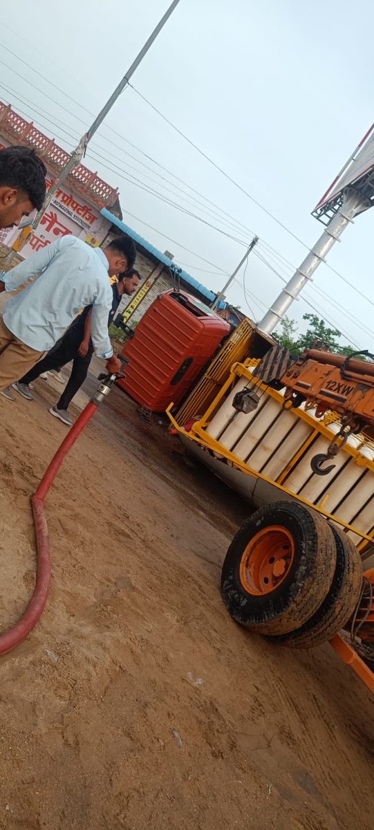 ReporterNikki's tweet photo. जयपुर के बिंदायका स्थित निबेड़ा बस स्टैंड के पास सीएनजी टैंकर पलट गया। सूचना पर सिविल डिफेंस और पुलिस की टीमें मौके पर पहुंचीं। रेस्क्यू टीम की निगरानी में टैंकर को सुरक्षित तरीके से सीधा करवाया गया। जनहानि की कोई सूचना नहीं। #rajasthan #jaipur https://t.co/GdXME7PUra