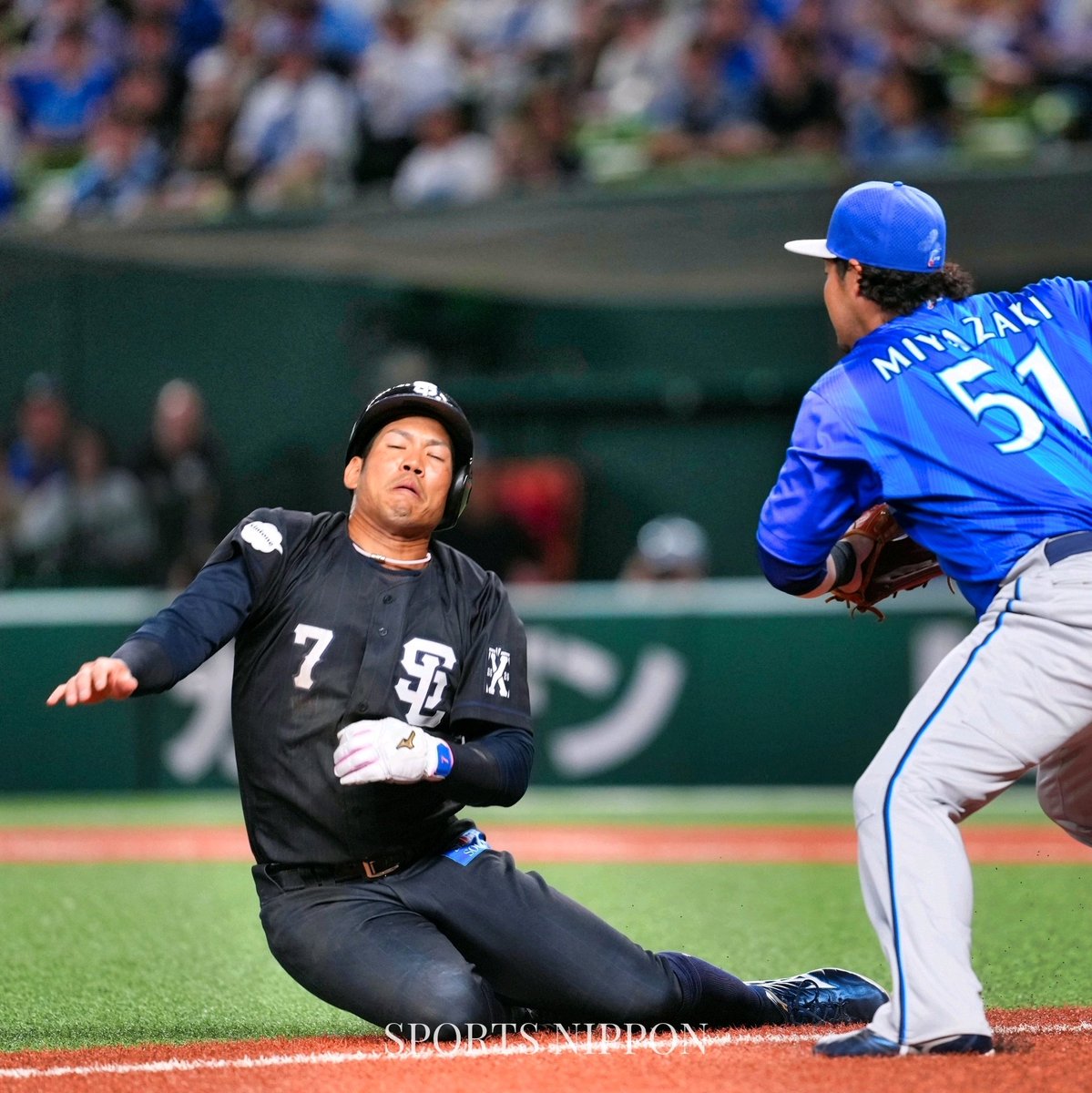 Sponichi_Photo's tweet photo. ＜西・D①＞３回、１１秒もの間、三本間でアウトを回避した #桑原将志 選手。アウトになった瞬間、打者走者の三塁到達を確認した
📸@ysk_kimura
#西武ライオンズ https://t.co/znSXyRlLYw