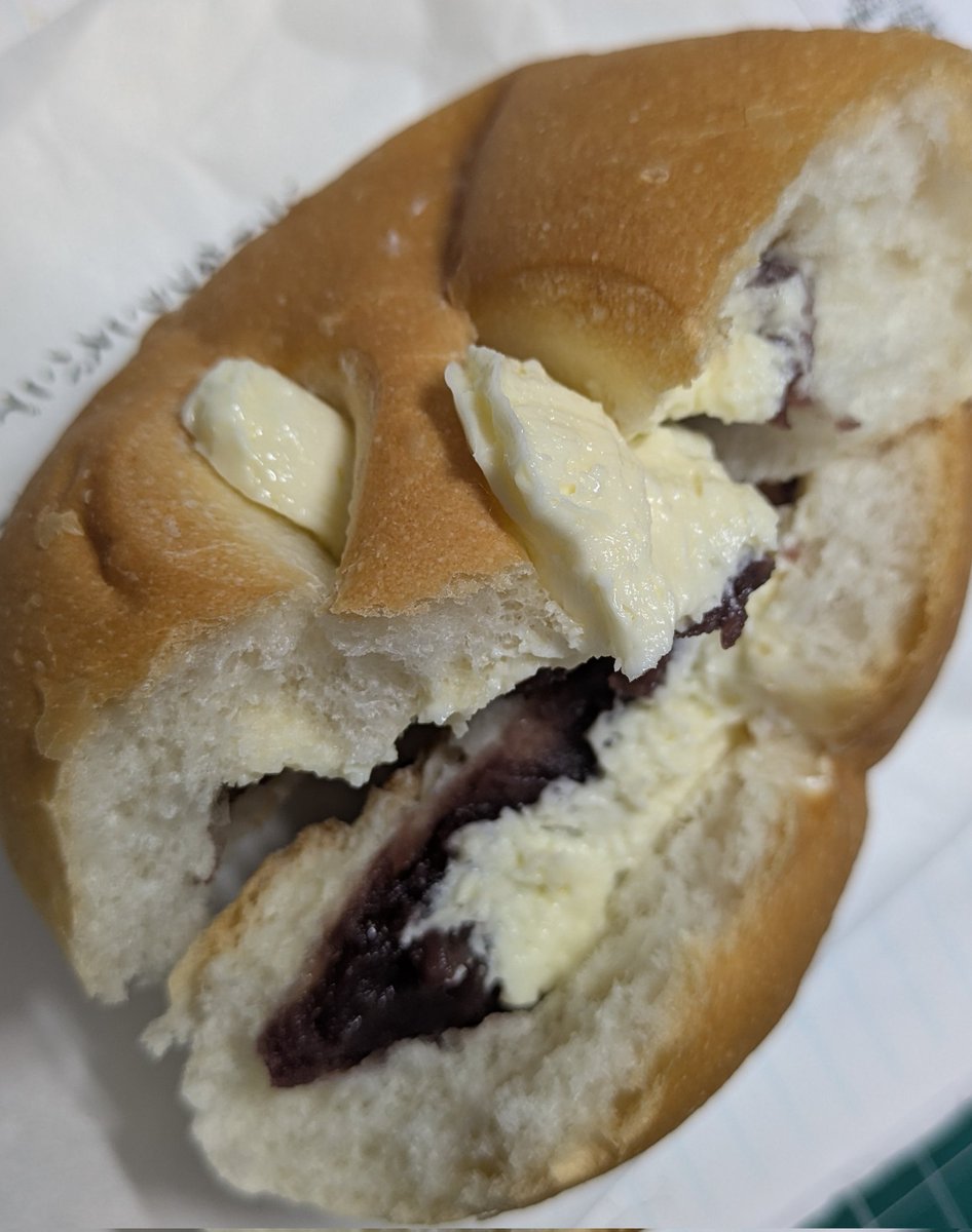 nicespinkick's tweet photo. 銀座木村屋のあんバター🥯しょっぱ甘くておいし～😋パンはしっかり🙂お値段いいけどまた買おうっと😋😋
#銀座木村屋
#あんバター https://t.co/vuPMUdHUUl