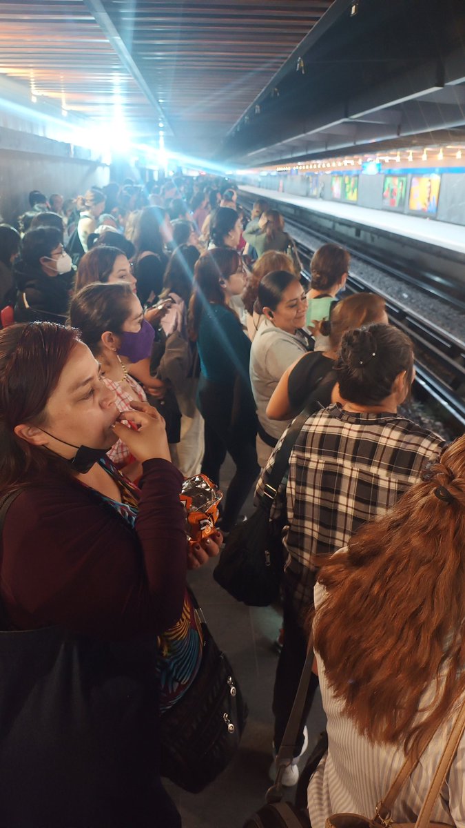 Claus2006's tweet photo. @MetroCDMX @AngieLuzDa Taxqueña 7:30 pm, sin trenes....llegaron 5 trenes y no salía uno de regreso https://t.co/eJn7nO8aV1