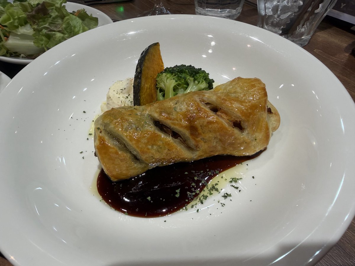 anajalspg's tweet photo. 2026-05-30   大阪エアポートワイナリー
179食目。

　2回肉にしたので今回は鰻で。甘い感じです。
　白はソーヴィニヨンブランが店長オススメでした。😊

#ワイン飲み放題 https://t.co/CuYynvezPU