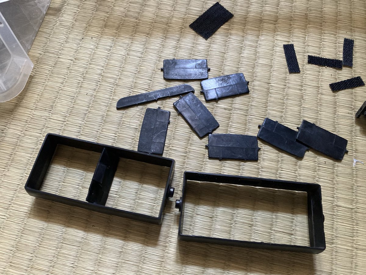 KDR30SSR's tweet photo. 以前から放置していたガイドが外れてバラバラのエアコンルーバー。もちろん部品は出ないので向きを安定させるためマジックテープをかましてみた。さて風圧に耐えられるんだろうか。 https://t.co/IbFFOOquRj